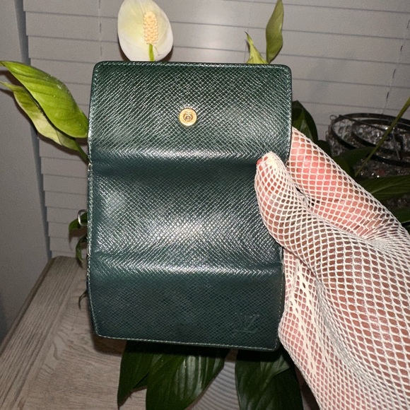 LV key holder in hunter green… - Picture 8 of 8